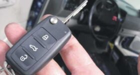 OVO SIGURNO NISTE ZNALI: Šta učiniti kada vam ključevi od auta ostanu zaključani u autu?!